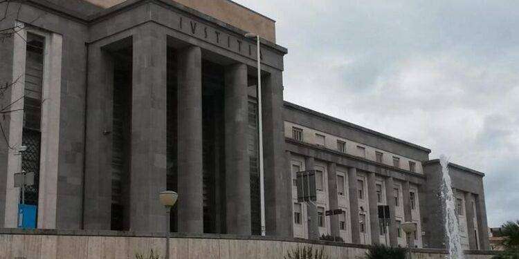 Violenza sessuale su alunna 12enne, prof condannato a 6 anni