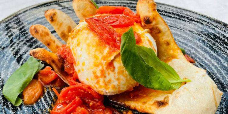 Ciro pizzaiolo napoletano presenta a Brescia la pizza “Mano de Dios”