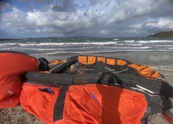 Zattera salvataggio cade da traghetto e si spiaggia a Calasetta