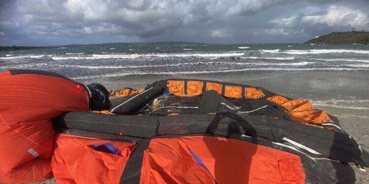 Zattera salvataggio cade da traghetto e si spiaggia a Calasetta