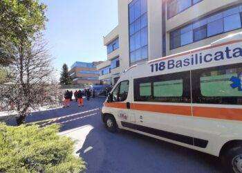 Un bus con 40 studenti finisce fuori strada, autista grave