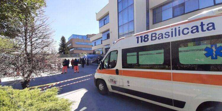 Un bus con 40 studenti finisce fuori strada, autista grave