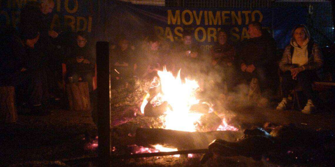 Protesta trattori, terza notte a Cagliari tra clacson e fumogeni