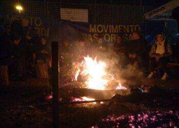 Protesta trattori, terza notte a Cagliari tra clacson e fumogeni