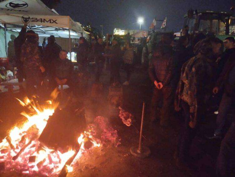 Protesta trattori, terza notte a Cagliari tra clacson e fumogeni