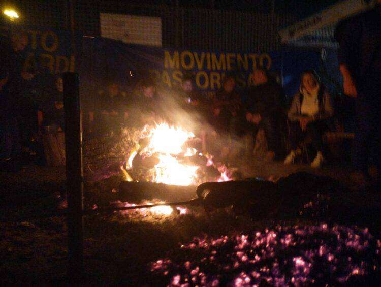 Protesta trattori, terza notte a Cagliari tra clacson e fumogeni