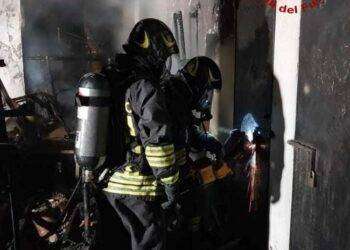 Terrore a Quartu, le fiamme coinvolgono due palazzine: tre persone curate dai sanitari