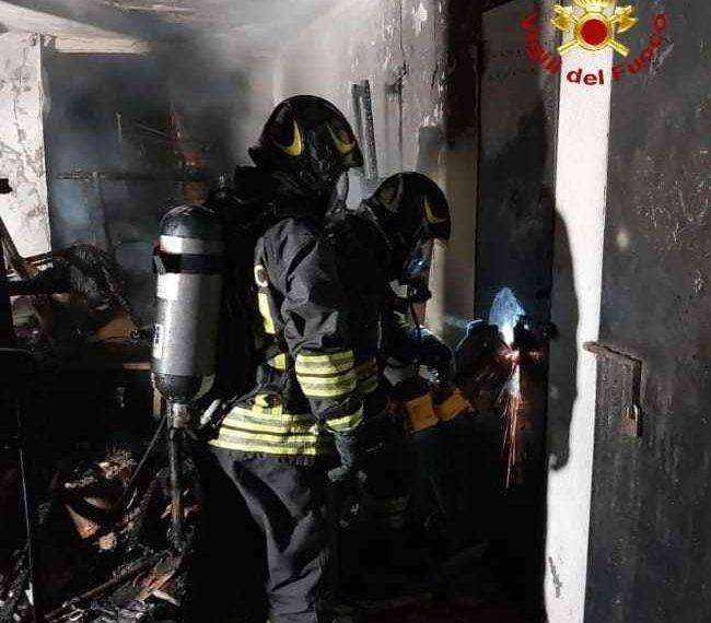 Terrore a Quartu, le fiamme coinvolgono due palazzine: tre persone curate dai sanitari