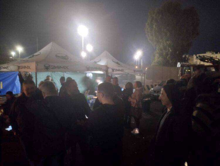 Protesta trattori, terza notte a Cagliari tra clacson e fumogeni