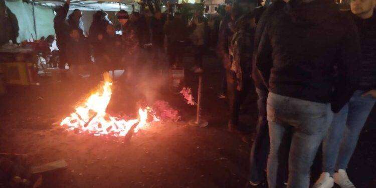 Protesta trattori, terza notte a Cagliari tra clacson e fumogeni
