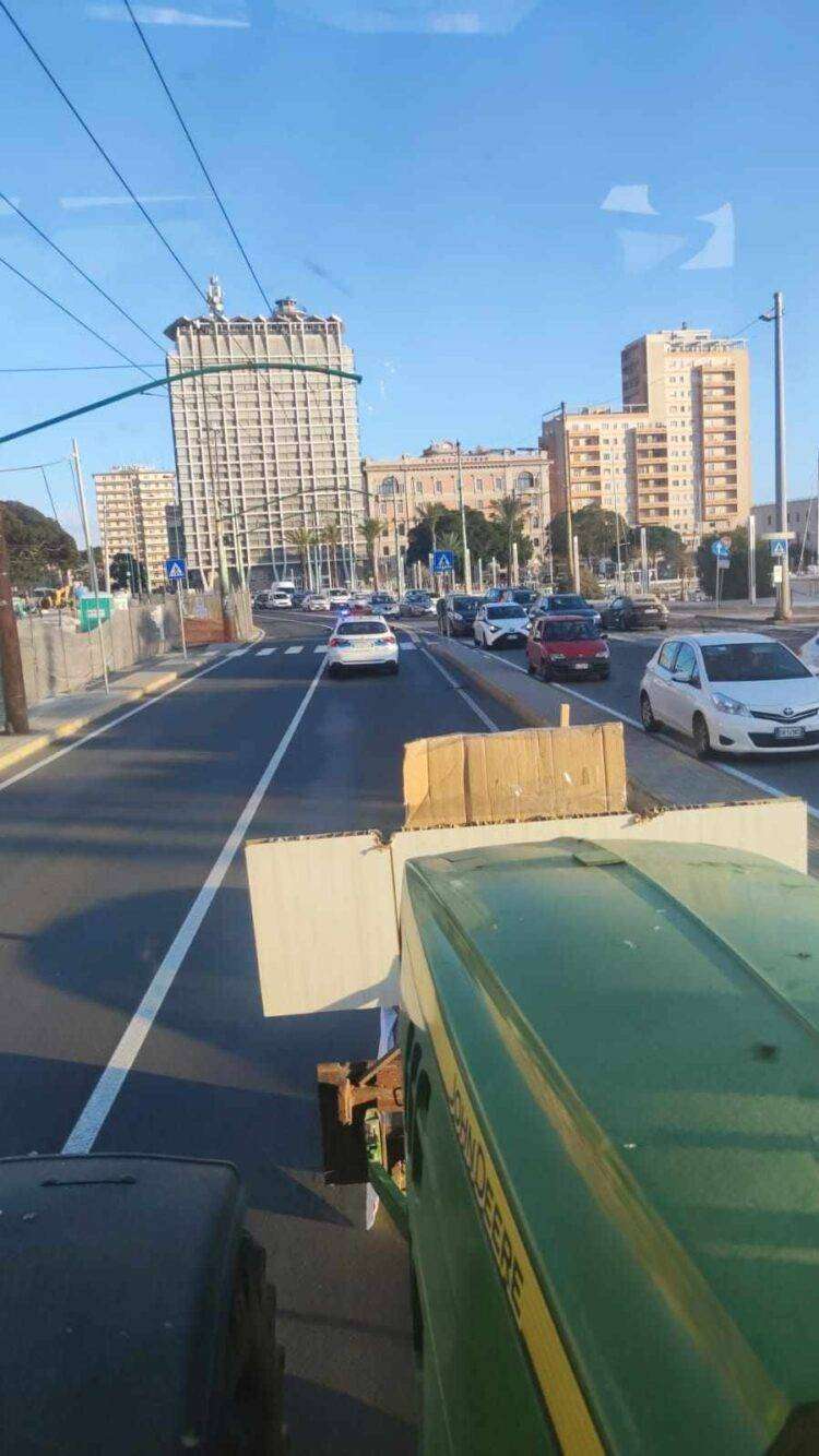 Protesta degli agricoltori, marcia dei trattori nelle vie del centro: traffico in tilt