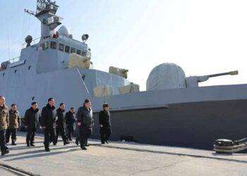 Nordcoreano, Kim Jong Un ispeziona navi da guerra presso il cantiere navale di Nampho