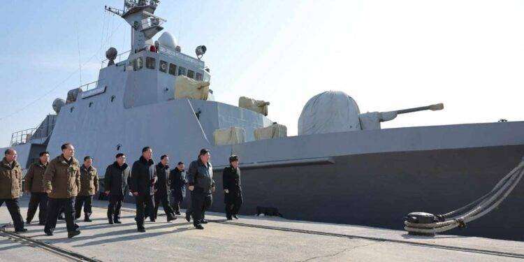 Nordcoreano, Kim Jong Un ispeziona navi da guerra presso il cantiere navale di Nampho