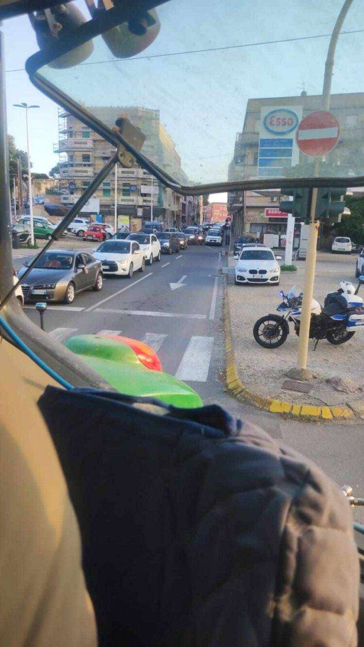 Protesta degli agricoltori, marcia dei trattori nelle vie del centro: traffico in tilt