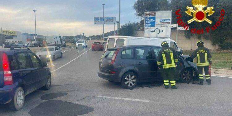 Olbia, scontro tra auto e furgone: un ferito