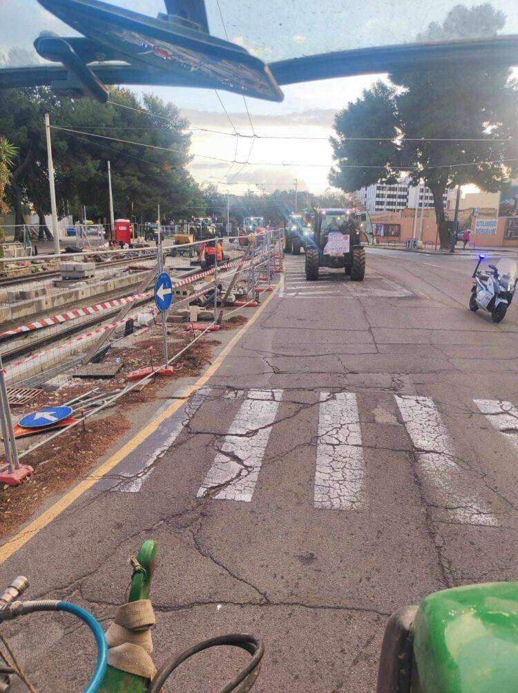 Protesta degli agricoltori, marcia dei trattori nelle vie del centro: traffico in tilt