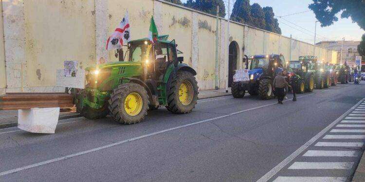 Protesta degli agricoltori, marcia dei trattori nelle vie del centro: traffico in tilt