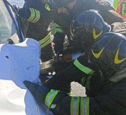 Schianto frontale sulla 195: tre i feriti, uno molto grave