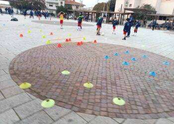 Ussana, squadra di calcio senza campi: si allena in piazza