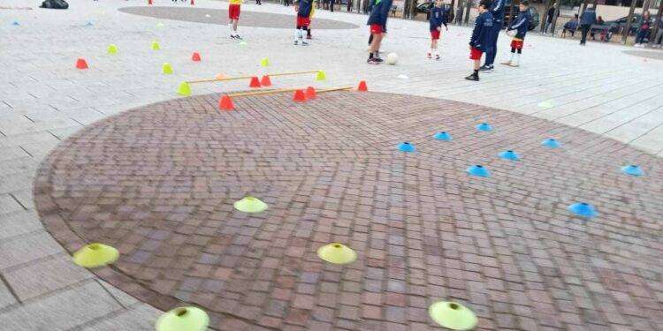 Ussana, squadra di calcio senza campi: si allena in piazza