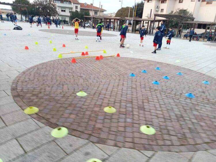 Ussana, squadra di calcio senza campi: si allena in piazza