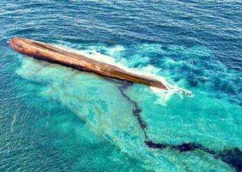 A Trinidad e Tobago naufraga una nave fantasma, in corso una marea nera di petrolio