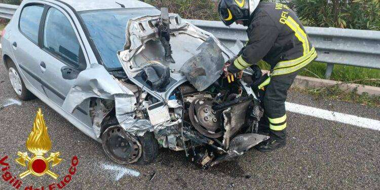 Incidente ad Alghero, con l’auto sbatte sul guard rail: un ferito
