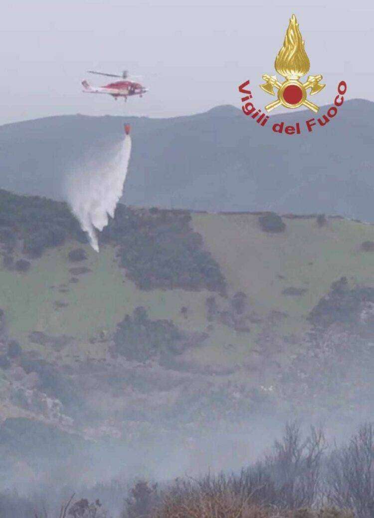 Vasto incendio tra tra Aggius e Bortigiadas: in azione l’elicottero