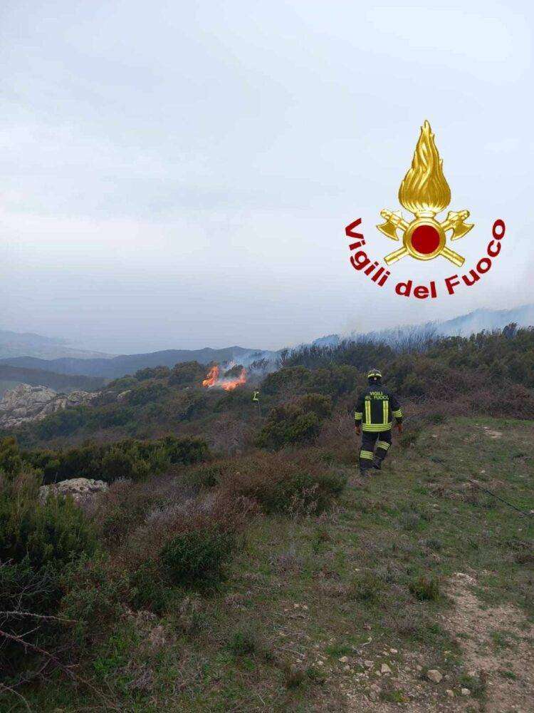 Vasto incendio tra tra Aggius e Bortigiadas: in azione l’elicottero