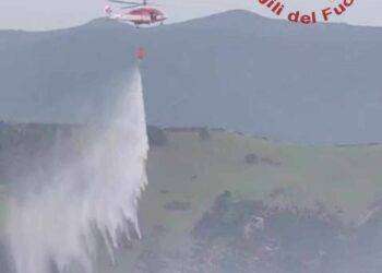 Vasto incendio tra tra Aggius e Bortigiadas: in azione l’elicottero