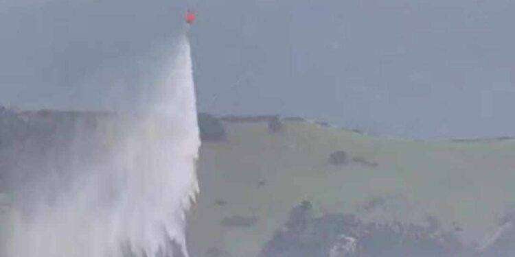 Vasto incendio tra tra Aggius e Bortigiadas: in azione l’elicottero