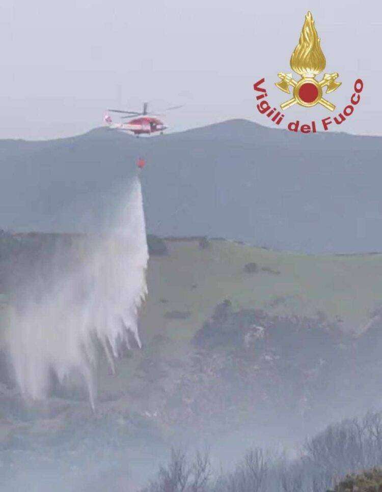 Vasto incendio tra tra Aggius e Bortigiadas: in azione l’elicottero