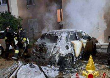 Olbia, auto in fiamme: in azione i Vigili del Fuoco