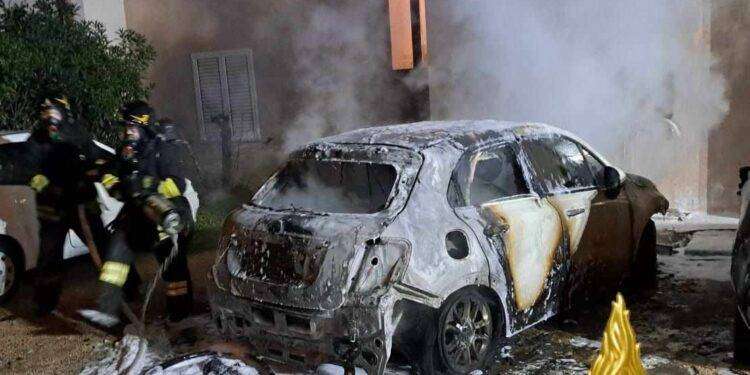 Olbia, auto in fiamme: in azione i Vigili del Fuoco