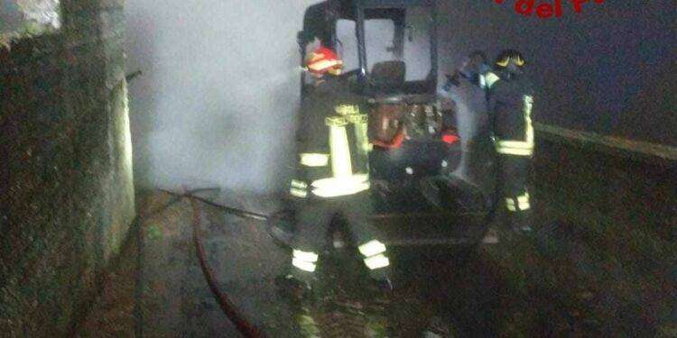 Pattada, a fuoco due escavatori