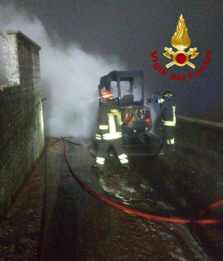 Pattada, a fuoco due escavatori