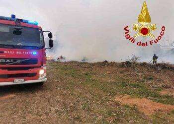 Fiamme ad Arzachena, intervento dei Vigili del Fuoco