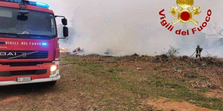 Fiamme ad Arzachena, intervento dei Vigili del Fuoco