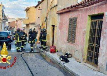 Olbia, appartamento abbandonato in fiamme: intervento dei Vigili del Fuoco