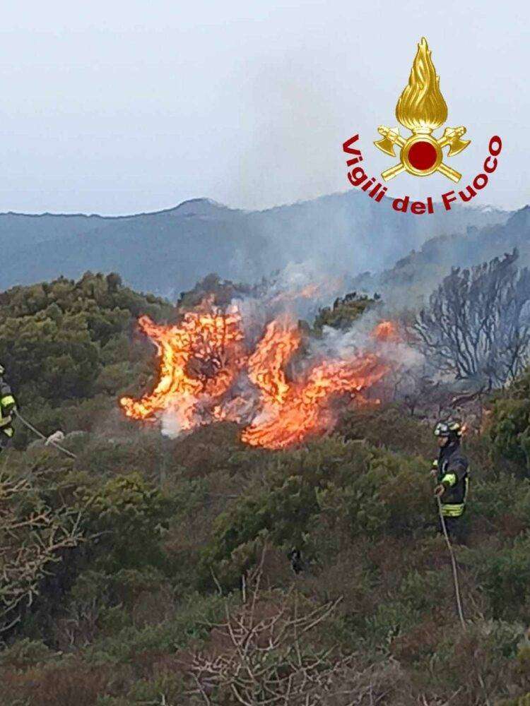 Vasto incendio tra tra Aggius e Bortigiadas: in azione l’elicottero