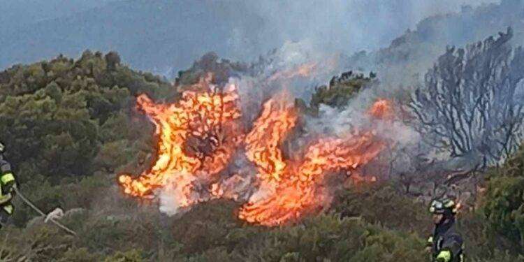 Vasto incendio tra tra Aggius e Bortigiadas: in azione l’elicottero