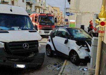 Alghero, scontro fra due auto in via Carrabuffas: un ferito