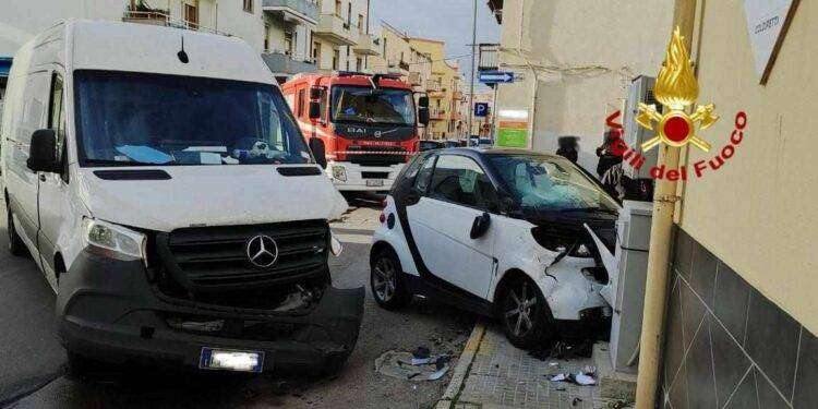 Alghero, scontro fra due auto in via Carrabuffas: un ferito