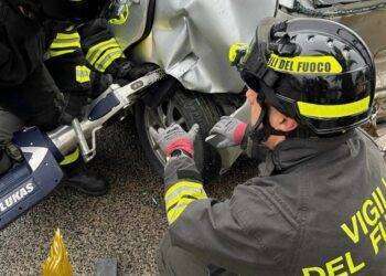 Sassari, auto finisce fuori strada in via Budapest
