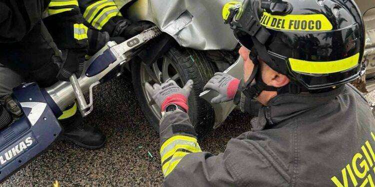 Sassari, auto finisce fuori strada in via Budapest