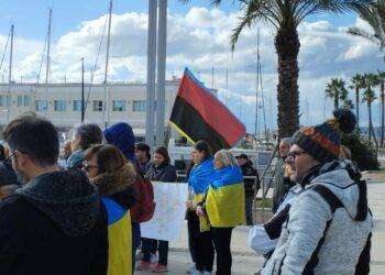 Manifestazione degli ucraini a Cagliari: sventola la bandiera dei nazisti di Bandera