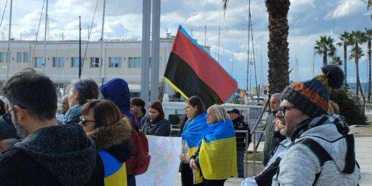 Manifestazione degli ucraini a Cagliari: sventola la bandiera dei nazisti di Bandera