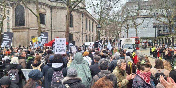 Assange non va in tribunale per l’appello finale, non sta bene