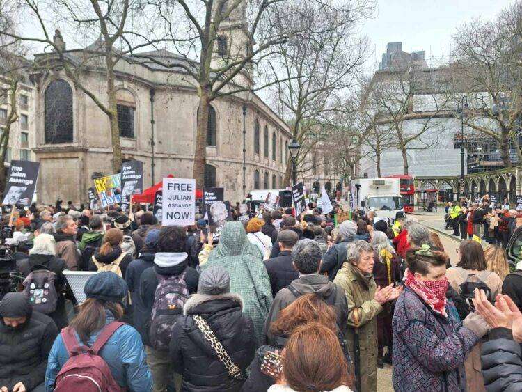 Assange non va in tribunale per l’appello finale, non sta bene