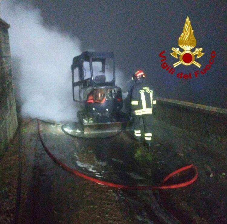 Pattada, a fuoco due escavatori